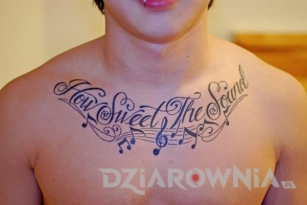 Tatuaż cytat na klatce piersiowej