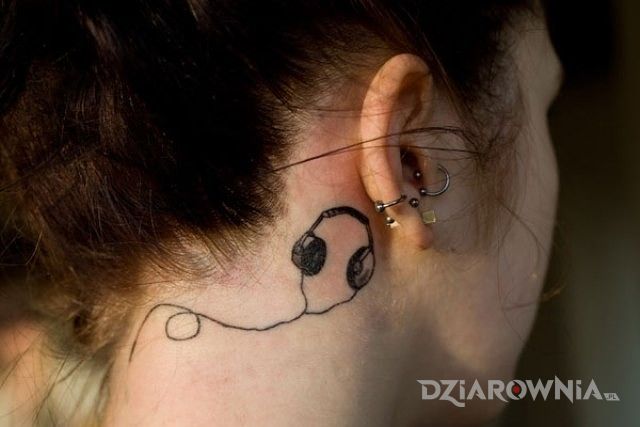 Tatuaż słuchawki w motywie przedmioty za uchem