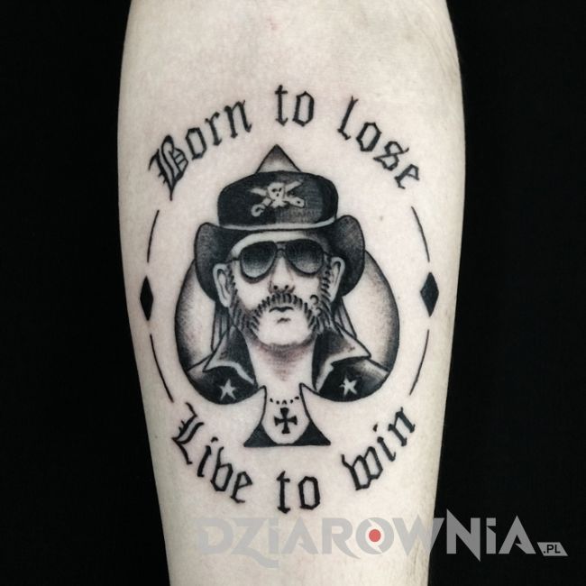 Tatuaż cytat zespołu motorhead i portret wokalisty na przedramieniu
