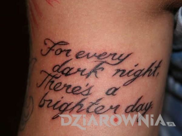 Tatuaż cytat o dniu i nocy na plecach