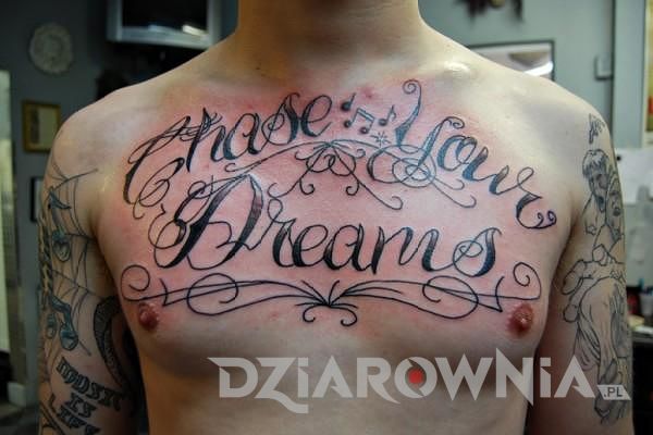 Tatuaż cytat o marzeniach na klatce piersiowej