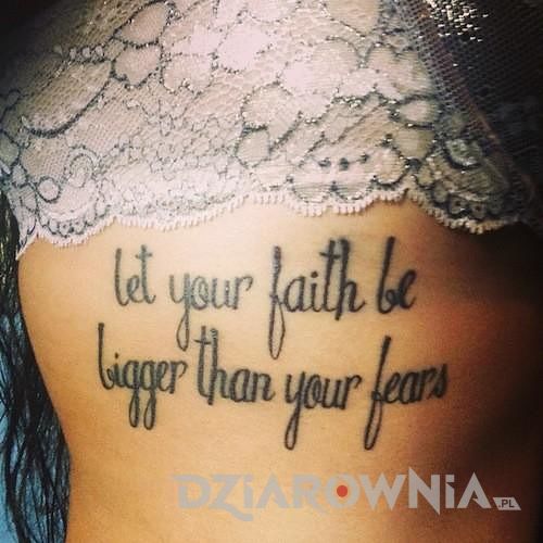 Tatuaż cytat dotyczący wiary na żebrach