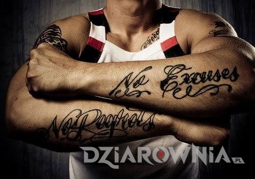 Tatuaże napisy na dwóch przedramionach u mężczyzny