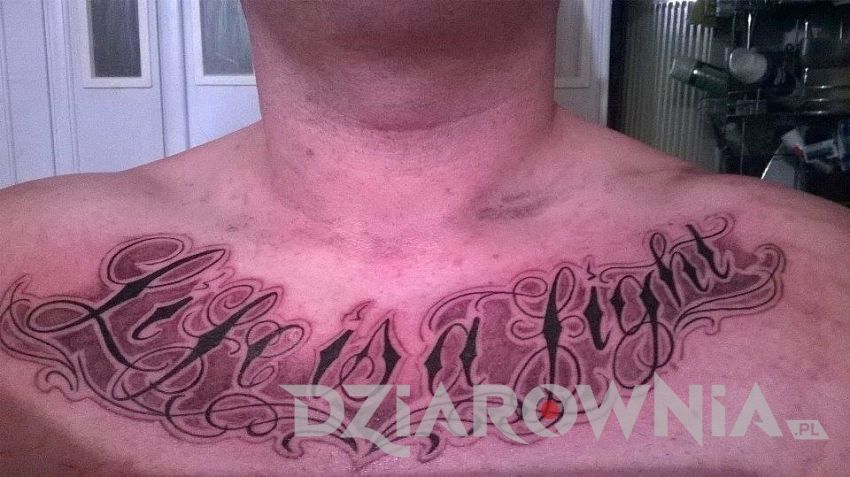  Tatuaż napis - Życie jest walką na klatce piersiowej
