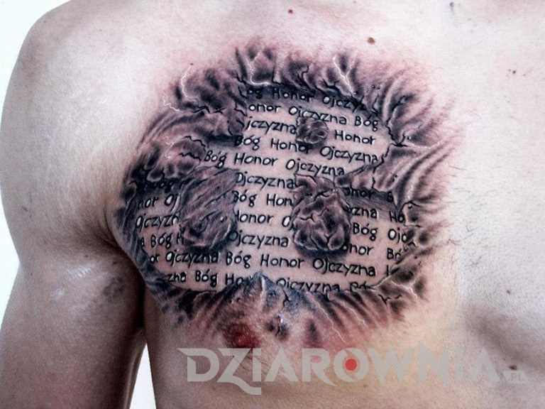 Tatuaż patriotyczny napis Bóg Honor Ojczyzna na piersi