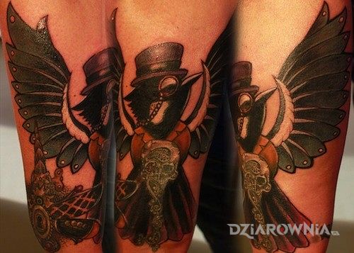 Tatuaż ptak w dziwnej odsłonie w motywie postacie na przedramieniu