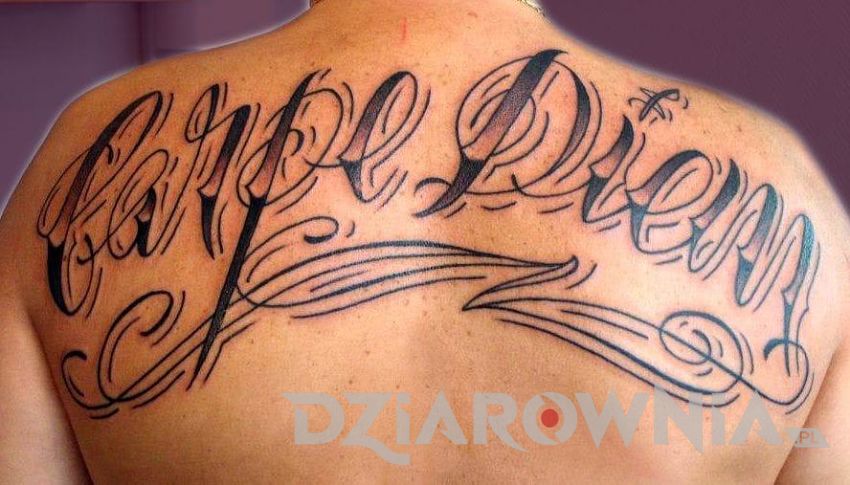Duży tatuaż napis na plecach Carpie Diem