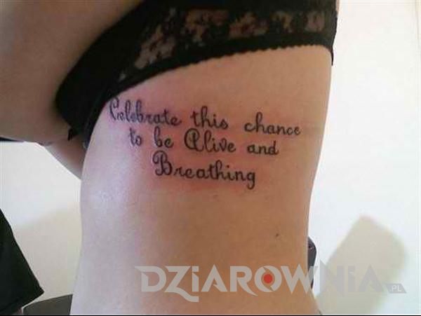 Tatuaż napis na żebrach u dziewczyny