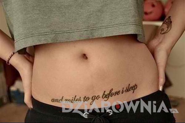 Tatuaż napis na brzuchu dla dziewczyny