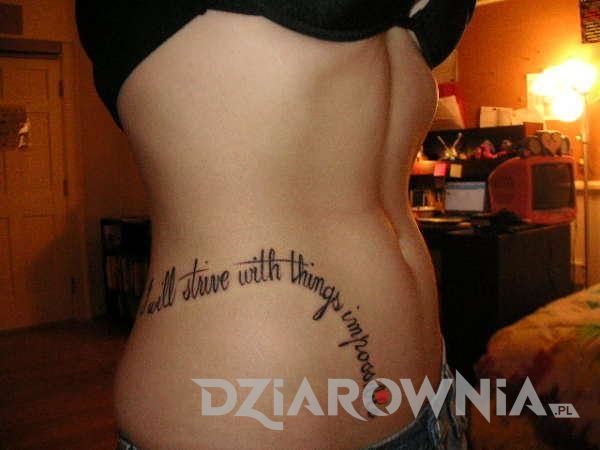 Tatuaż napis zrobiony na kobiecym brzuchu