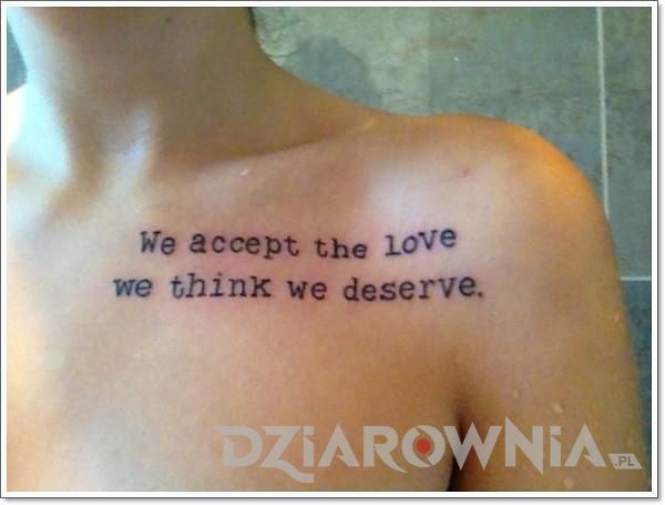 Tatuaż o miłości w formie napisu na klatce piersiowej