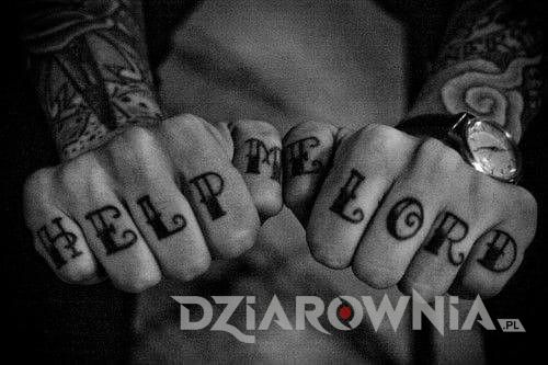 Tatuaż napis po angielsku na palcach dłoni