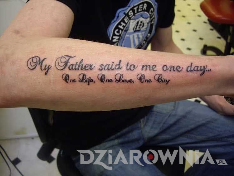 Tatuaż napis w języku angielskim na przedramieniu chłopaka