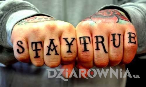 Tatuaż napis w języku angielskim na palcach męskich dłoni