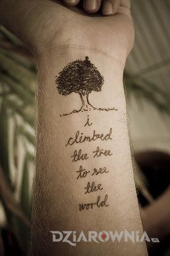 Tatuaż drzewo i napis w języku angielskim na przedramieniu