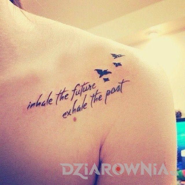 Tatuaż na obojczyku - cytat z odlatującymi ptakami
