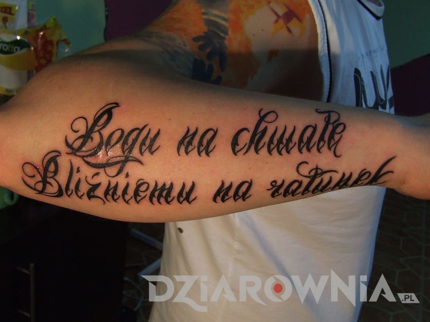 Tatuaż napis w języku polskim na przedramieniu u chłopaka