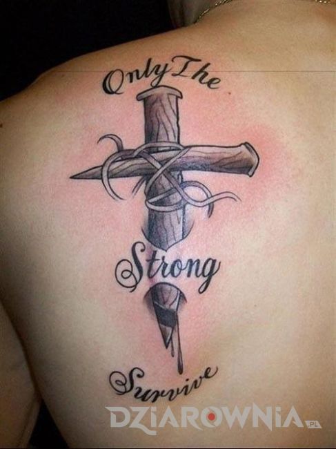 Tatuaż napis mówiący o sile na łopatkach u mężczyzny