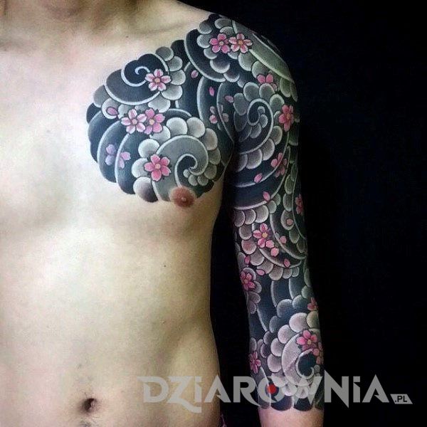 Tatuaż japoński kwiat wiśni na ramieniu i klatce piersiowej u chłopaka