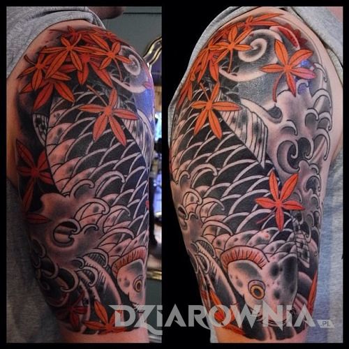 Tatuaż japoński na ramieniu z krapiem koi i liśćmi klonu