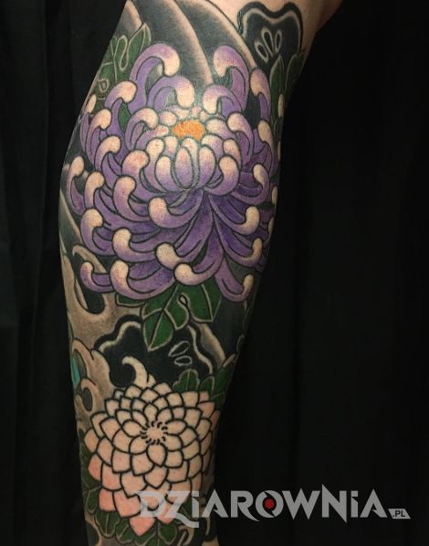 Tatuaż fioletowej chryzantemy na łydce