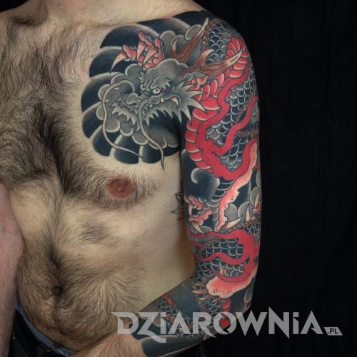 Tatuaż japońskiego smoka kolorowy na ramieniu i klatce piersiowej u mężczyzny