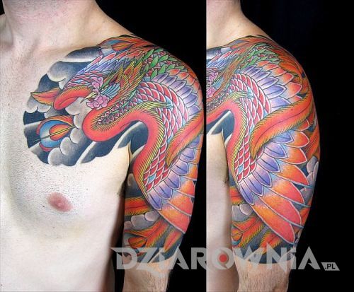 Tatuaż w kolorze przedstawiający feniksa na ramieniu i klatce piersiowej u mężczyzny