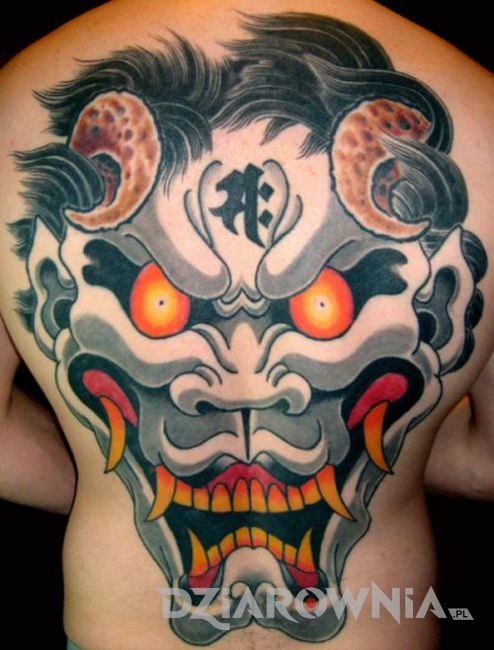Duży kolorowy tatuaż w stylu japońskim na plecach u mężczyzny