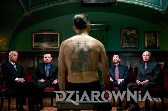 Tatuaż cerkwi na plecach rosyjskiego gangstera z filmu Wschodnie Obietnice