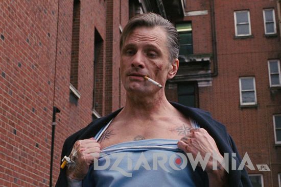 Tatuaż gwiazd na klatce piersiowej rosyjskiego gangstera z filmu Wschodnie Obietnice