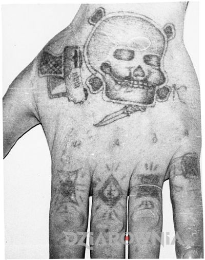 Tatuaże na palcach dłoni w formie pierścieni i czaszka