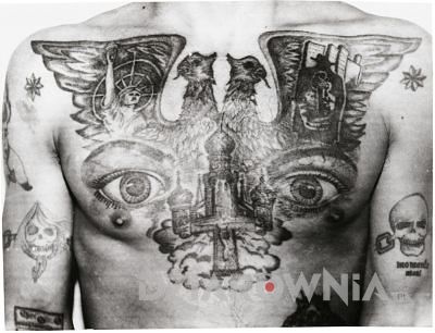 Więzienne tatuaże na klatce piersiowej u mężczyzny - orzeł i oczy