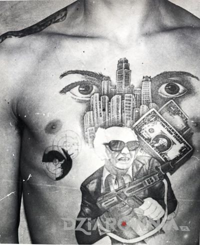 Więzienne tatuaże oczyt na klatce piersiowej u mężczyzny