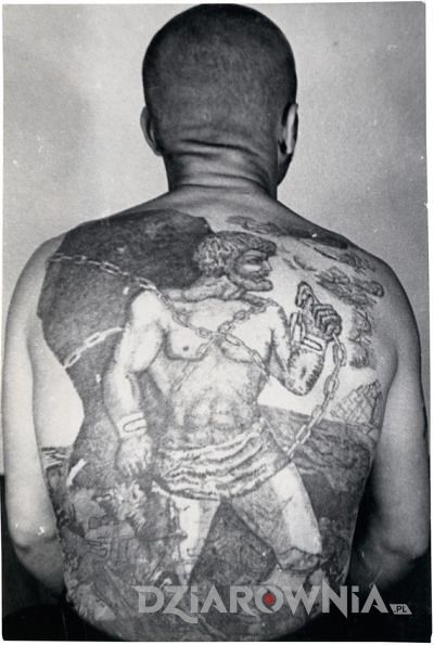 Duży tatuaż na plecach u mężczyzny przedstawiający Prometeusza