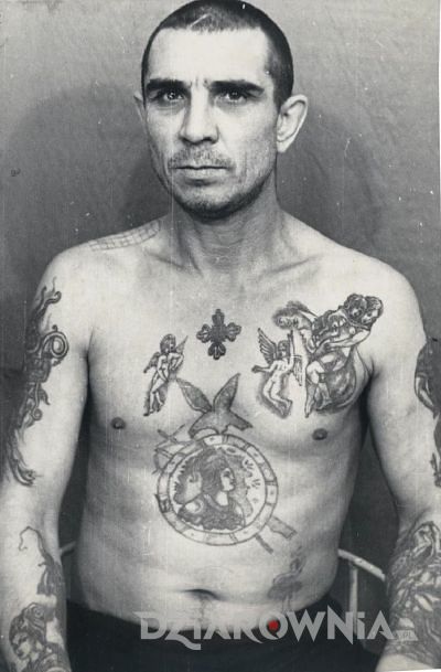 Więzien z tatuażami na klatce piersiowej