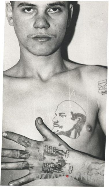 Tatuaże więzienne na ciele u młodego chłopaka