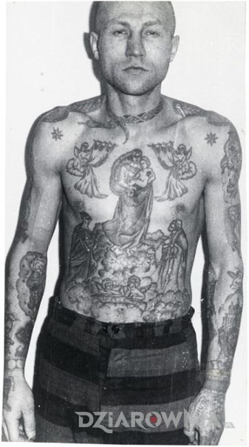 Tatuaże więzienne mówiące o uzależnieniu od narkotyków