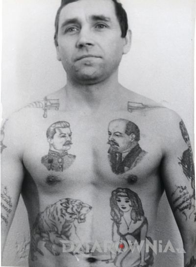 Kryminalista z tatuażem sztyletu przebijającego szyję i wizerunkami Lenina i Stalina wytatuowanymi na klatce piersiowej