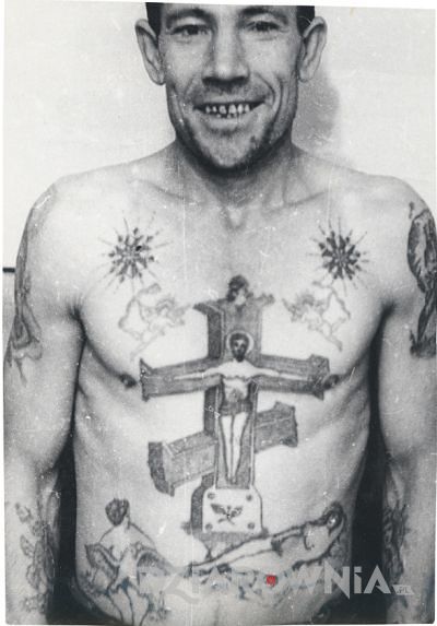 Przestępca z wytatuowanym dużym krzyżem na klatce piersiowej