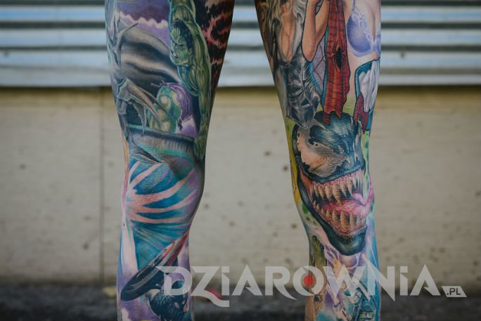 Nogi pokryte w całości kolorowymi tatuażami postaci z komiksów marvela