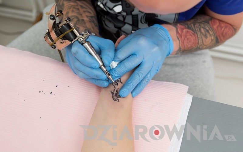 Wykonywanie tatuażu maszynką cewkową do tatuowania