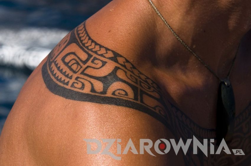 Polinezyjski tatuaż na męskim ciele