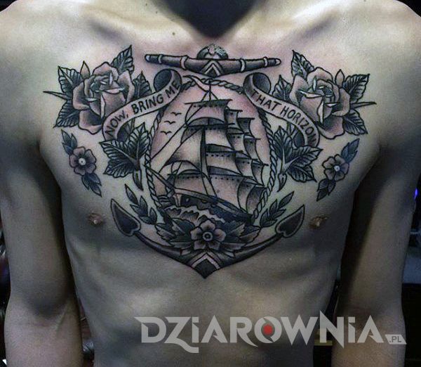 Tatuaż statku na klatce piersiowej mężczyzny