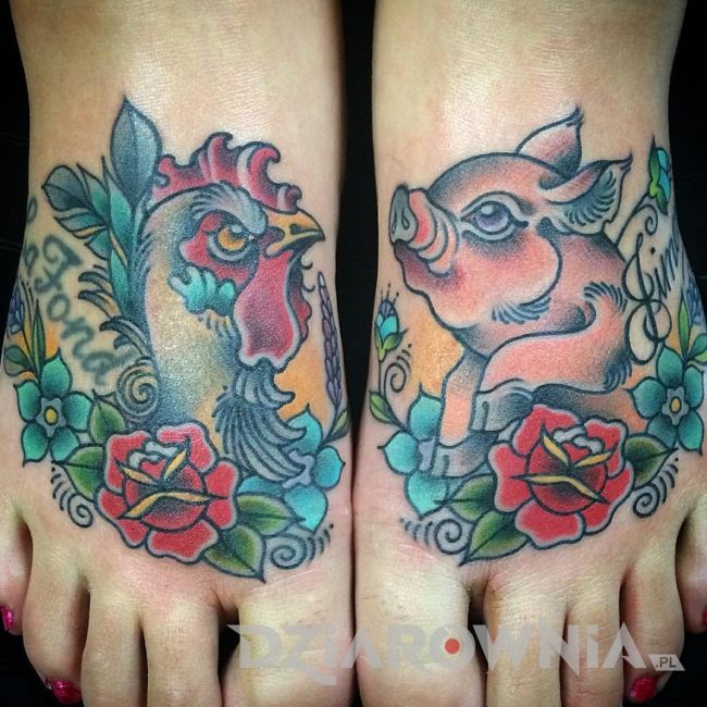 Tatuaż na stopach przedstawiający koguta i świnię
