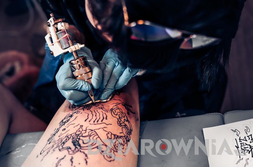 Robienie tatuażu na przedramieniu