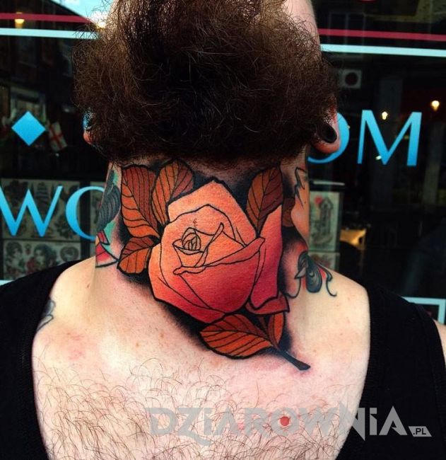 Tatuaż róży wytatuowany na gardle