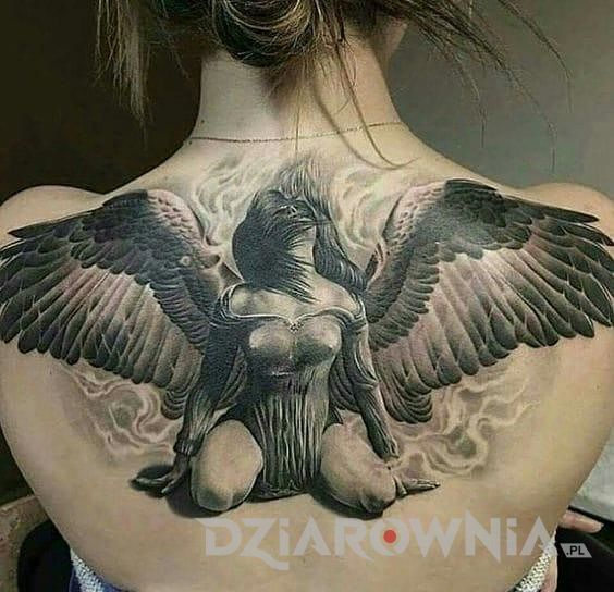 Tatuaż Anioł umieszczony na kobiecych plecach