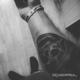 Tatuaż Crown Me na przedramieniu motyw: czaszki