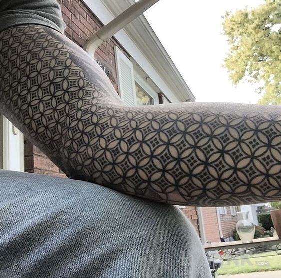 Tattoo Wzorki in sleeves motif and geometric style on the upper arm
