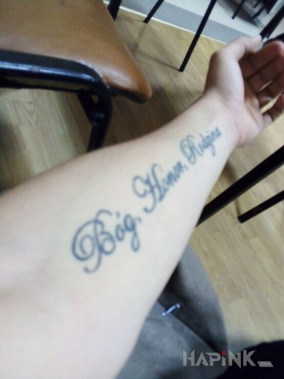 Tattoo Bóg honor rodzina in lettering motif on the hand